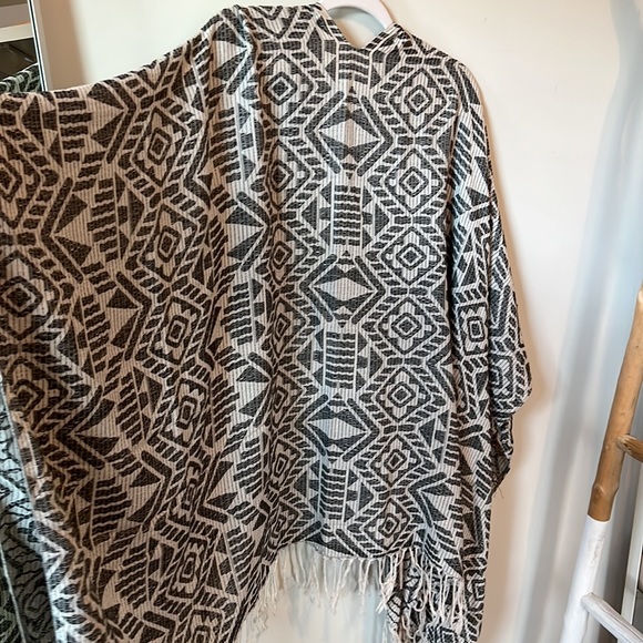 H&M Open Front Poncho - Picture 5 of 6